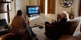 Casal de idosos disputa partida de Mario Kart todos os dias para ver quem faz o chá