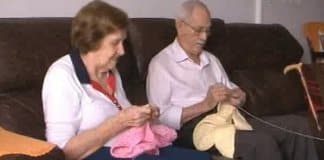 Casal de velhinhos faz roupinhas de croche e doa à bebês de famílias carentes