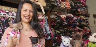 Professora transforma luta contra depressão em confecção de roupas para pets