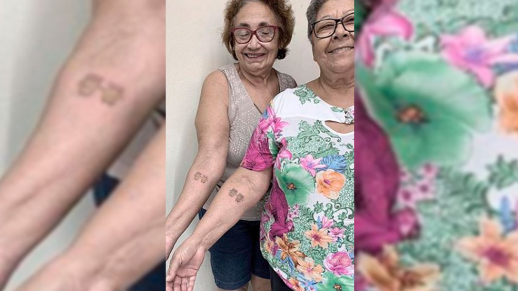 Para celebrar 30 anos de amizade, idosas fazem tatuagem de ‘copo de cerveja’
