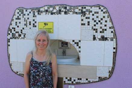 fasdapsicanalise.com.br - Mulher constr&oacute;i bebedouro p&uacute;blico para pessoas sem-teto no muro de sua casa