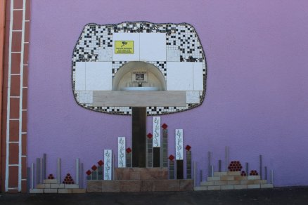 fasdapsicanalise.com.br - Mulher constr&oacute;i bebedouro p&uacute;blico para pessoas sem-teto no muro de sua casa