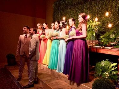 fasdapsicanalise.com.br - Madrinhas usam cores da bandeira LGBT em casamento de noivos brasileiros