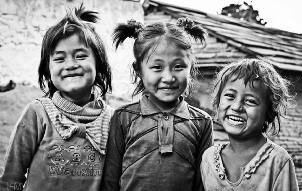 Fotógrafa viaja pelo mundo fazendo retratos de pessoas felizes