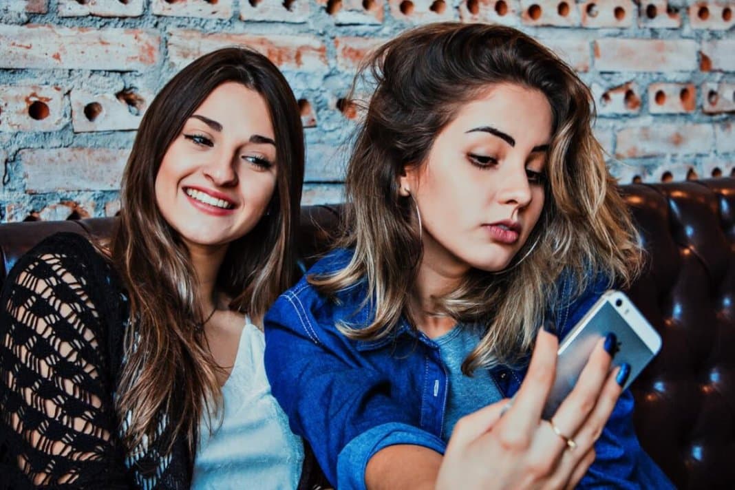 Carência afetiva e necessidade de autoafirmação nas redes sociais Carência afetiva e necessidade de autoafirmação nas redes sociais