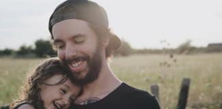 Os pais devem segurar a mão do seu filho por um tempo e o coração para sempre
