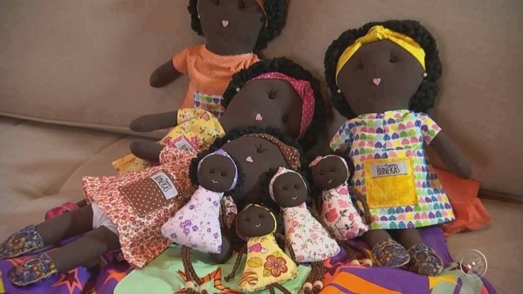 Voluntárias em Sorocaba confeccionam vestidos e bonecas para crianças pobres na África