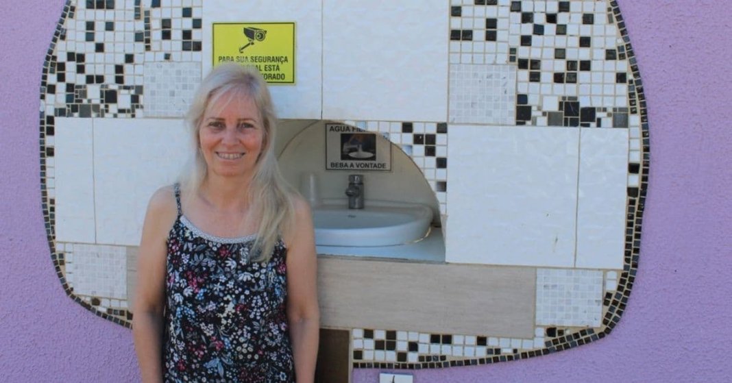 Mulher constrói bebedouro público para pessoas sem-teto no muro de sua casa
