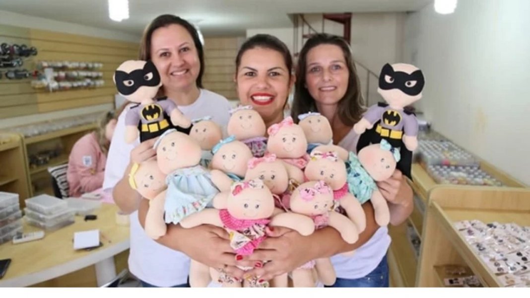 Voluntárias de projeto criam bonecos “carequinhas” para crianças com câncer