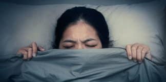 Por que você não consegue dormir sem um cobertor, mesmo se estiver quente