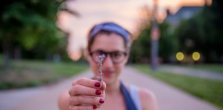 Que contradição: em um mundo tão materialista, viemos para evoluir a alma