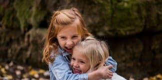 Quando você sorri, o Mundo sorri contigo. Quando você chora, Deus te envia um anjo, em forma de amigo