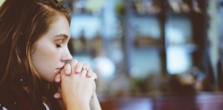 Como manter a amizade quando você é religioso e seus amigos não