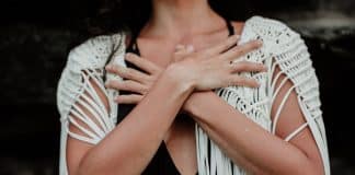 É impossível lipoaspirar egoísmo, injetar simpatia. O botóx do coração é o amor