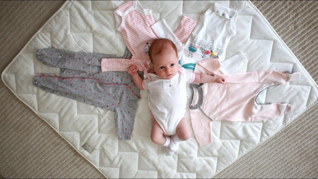 Em vez de vender, doe as roupas do seu bebê para algum projeto social fazer enxoval