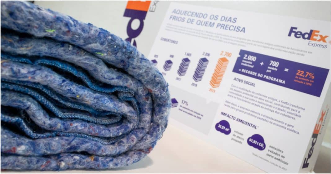 Empresa transforma velhos uniformes em cobertores para o frio