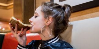 Estudo confirma: as mulheres ficam mais românticas depois de comerem