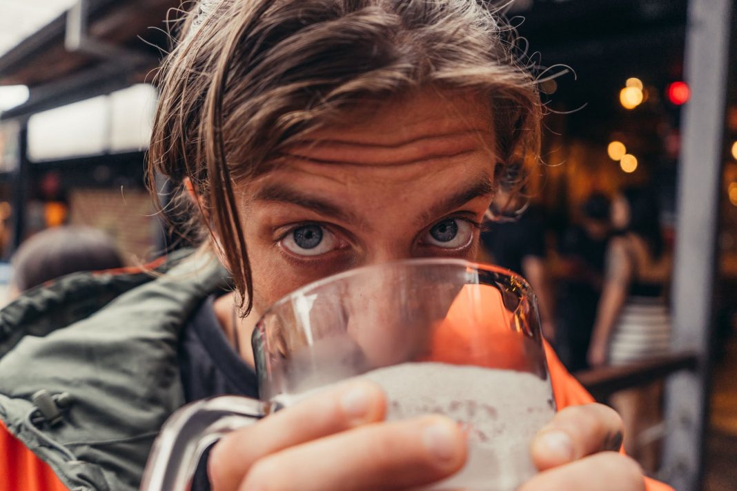Homens precisam sair duas vezes por semana para beber com os amigos, segundo pesquisa