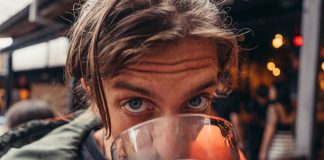 Homens precisam sair duas vezes por semana para beber com os amigos, segundo pesquisa