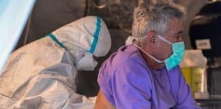 A campanha na Itália para que pacientes terminais com coronavírus possam dizer adeus a familiares…