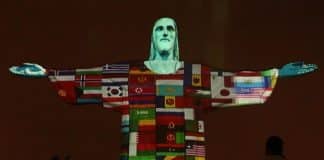 Cristo Redentor iluminado com as bandeiras dos países em luta contra a pandemia