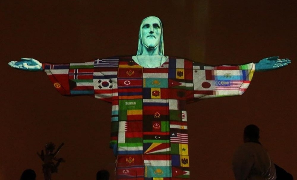 Cristo Redentor iluminado com as bandeiras dos países em luta contra a pandemia