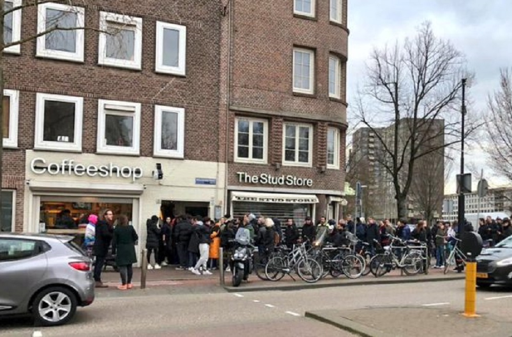 Esqueça o papel higiénico, os holandeses fazem fila para comprar erva
