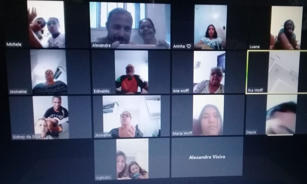 Idosa se emociona ao receber festa surpresa da família pela web