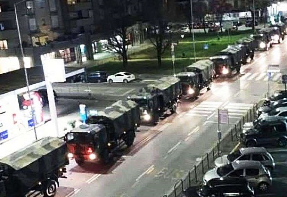 Itália chora com fila de caminhões militares para remover caixões de vítimas do coronavírus