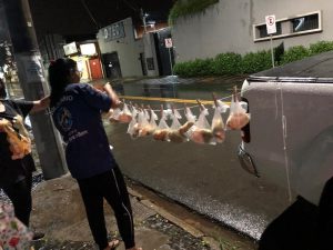 fasdapsicanalise.com.br - Voluntários penduram lanches em varal para ajudar moradores de rua durante pandemia