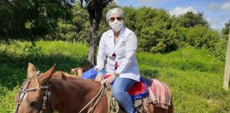 Enfermeira usa cavalo para atravessar rio e vacinar três idosos contra gripe, no Sertão da PB