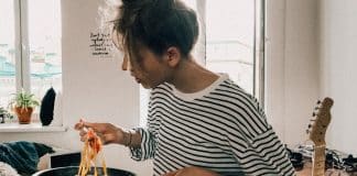 Não consigo parar de comer na quarentena. O que fazer?