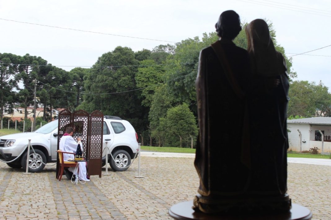 Padre de SC adota ‘drive-thru’ para confissões de fiéis durante quarentena