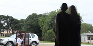 Padre de SC adota ‘drive-thru’ para confissões de fiéis durante quarentena