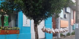 Voluntários penduram lanches em varal para ajudar moradores de rua durante pandemia