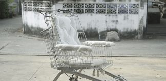 Designer transformou carrinhos de supermercado em cadeiras de rodas