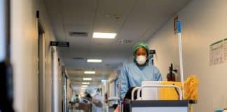 Faxineiros: os heróis que poucos reconhecem nos hospitais