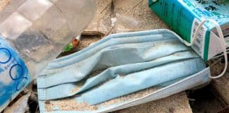 Garis pedem a população para colocar luvas e máscaras dentro de saco plástico