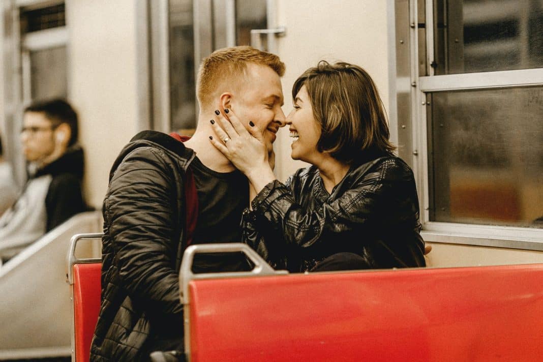 Não procuro alguém que me faça feliz, mas com quem compartilhar minha felicidade Não procuro alguém que me faça feliz, mas com quem compartilhar minha felicidade