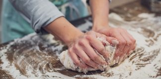 Psicólogos revelam: assar pão pode ser bom para a mente em tempos de crise nacional