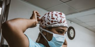 A devastação na saúde mental de profissionais de saúde na pandemia: ‘Um viu 8 morrerem no mesmo dia’
