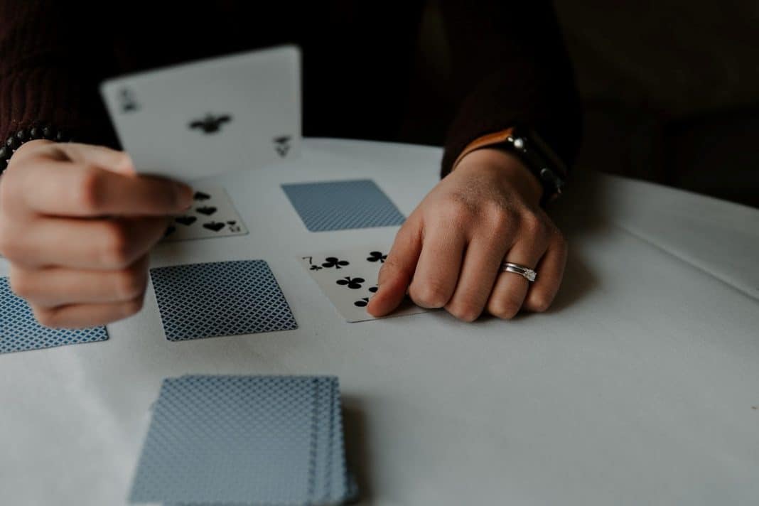 Jogos de cartas podem ajudar no aspecto social e no estresse